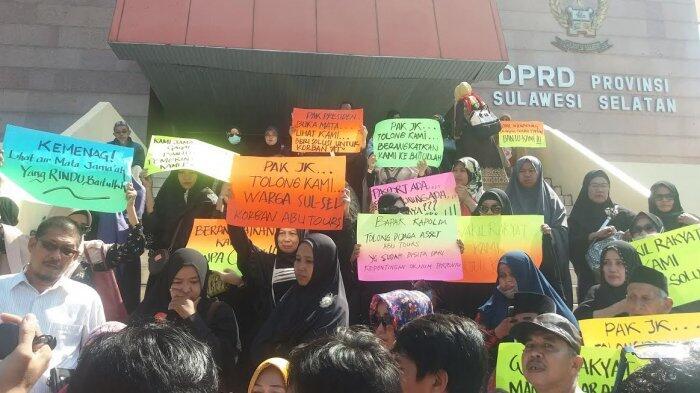 Para Agen Abu Tours Demo di Kantor DPRD Sulsel Minta Kepastian Nasib Jemaah