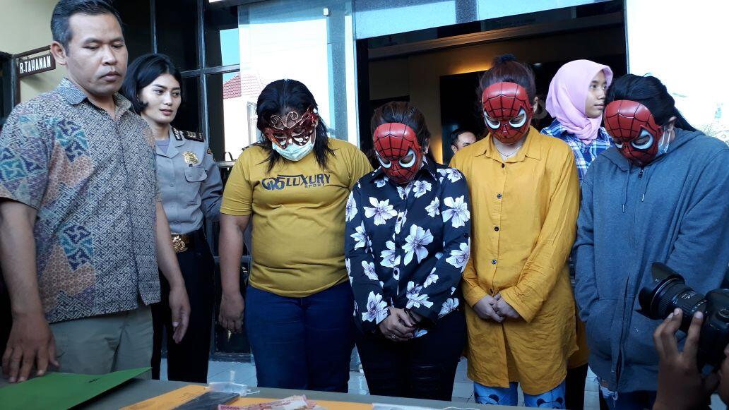Polresta Surabaya Tangkap Muncikari yang Jajakan Wanita Muda di Hotel