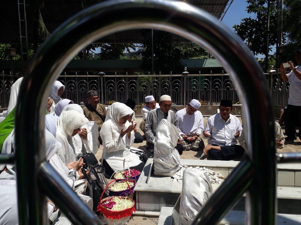 Jelang Debat, Khofifah Sempatkan Ziarah ke Makam Sunan Ampel