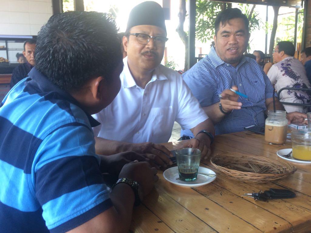 "Ritual" Gus Ipul Sebelum Debat, Salat Duha hingga Ngopi Santai