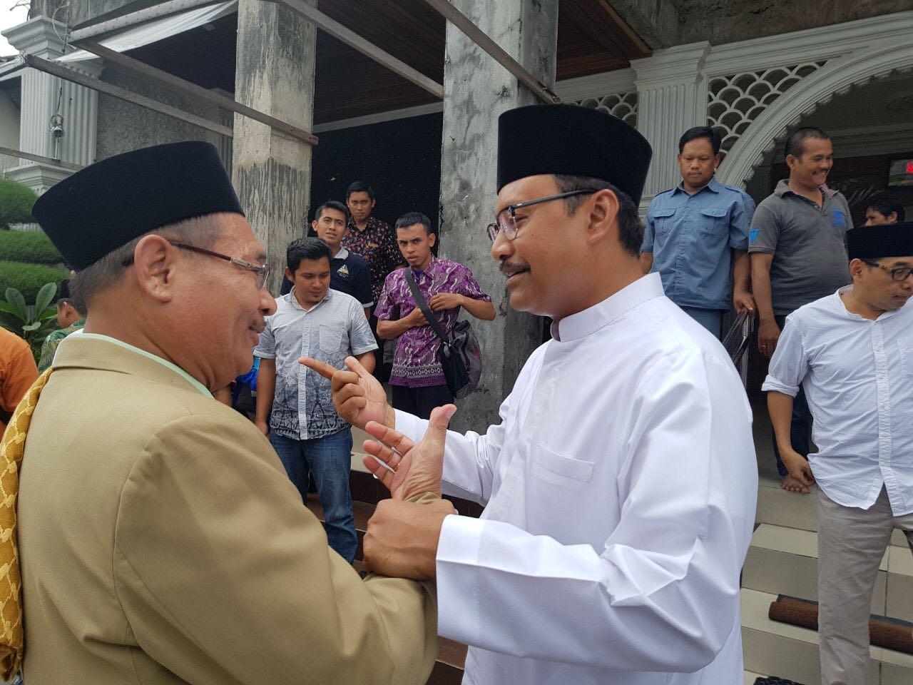 "Ritual" Gus Ipul Sebelum Debat, Salat Duha hingga Ngopi Santai