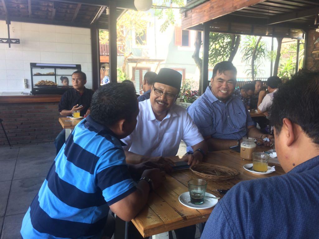 "Ritual" Gus Ipul Sebelum Debat, Salat Duha hingga Ngopi Santai