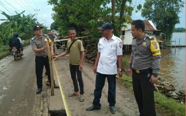 Waspada Jalan Ambles, Polisi Pasang Garis Police Line