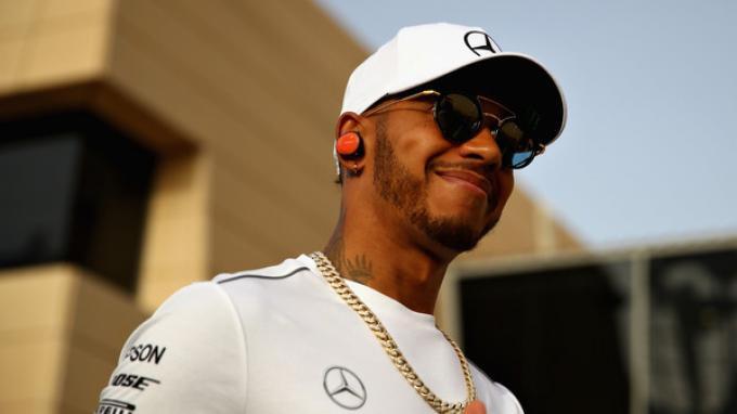Lewis Hamilton Mengaku Sulit Menghemat Ban di Awal Perlombaan