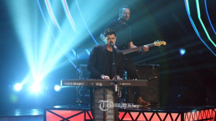 Danny O'Donoghue Kenakan Batik Saat Konser
