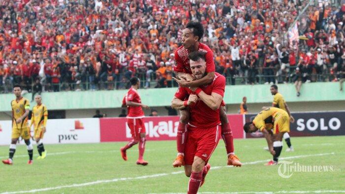 Selebrasi Marko Simic Menggendong Ramdani Lestaluhu Berakhir Momen Paksaan