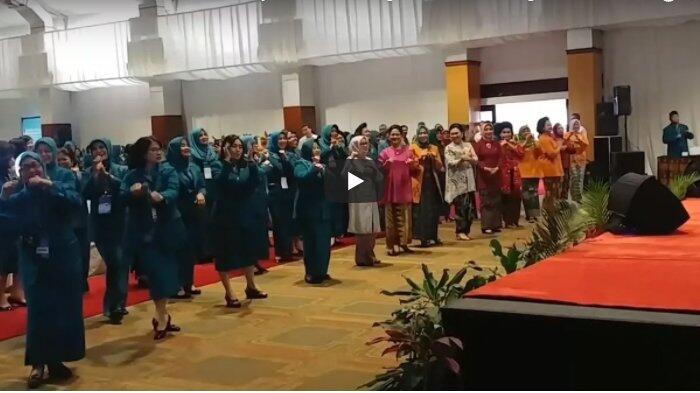 Buka Rakor TP PKK, Iriana Jokowi Unjuk Kebolehan Joget Maumere Bareng Ibu-ibu PKK