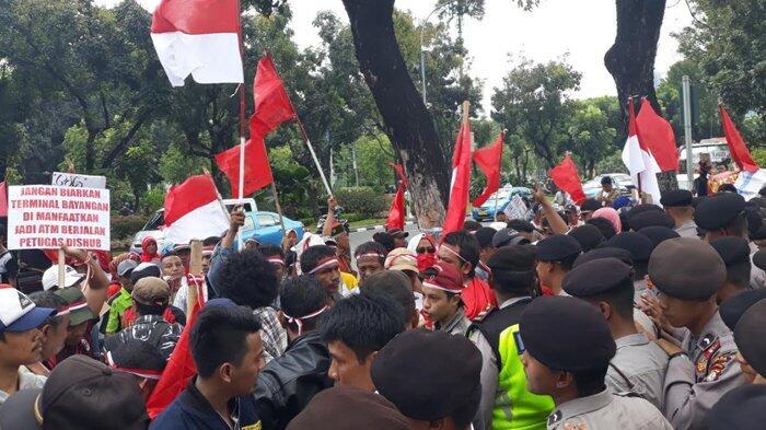 Massa Geruduk Balai Kota Minta Surat Edaran Dishub DKI Dicabut