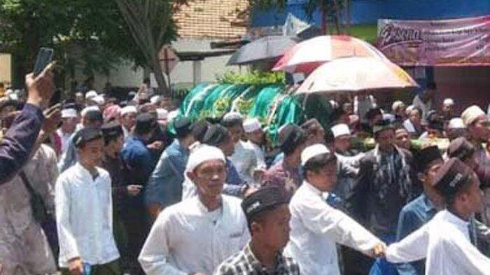 Kyai Ra Lilur Wafat, Ribuan Pelayat Mengantar Jenazah Tanpa Pakai Alas Kaki