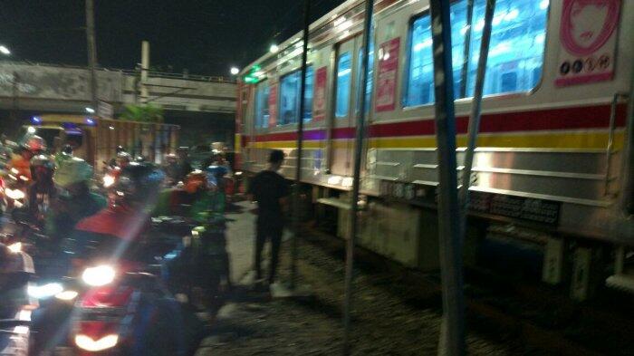 Menyelonong Lintasi Perlintasan Kereta, Pengendara Sepeda Motor Terluka Dihantam KRL