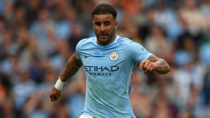 Kyle Walker Tampil dengan Kaos Kaki Bolong-bolong untuk Hilangkan Rasa Sakit Otot