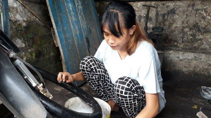 Tukang Tambal Ban Cantik Asal Garut Ini Viral, Kisah di Baliknya Mengharukan
