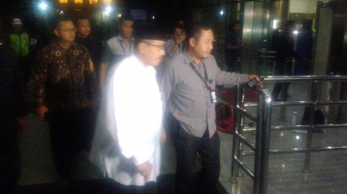 Berjalan Gunakan Tongkat, Bupati Bandung Barat Jalani Pemeriksaan di KPK