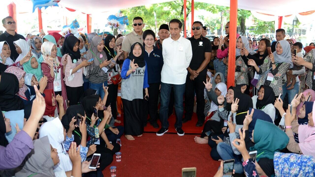 Polemik Jokowi Bagi-bagi Sembako di Sukabumi