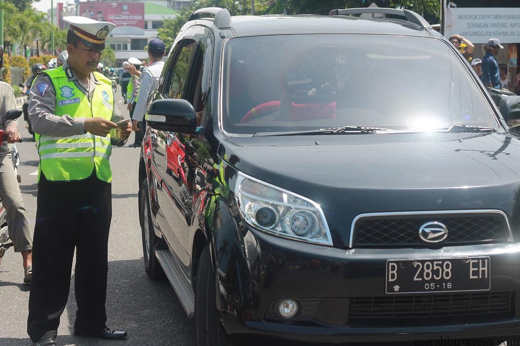 Hati-Hati Gan! Pindah Jalur Tanpa Nyalakan Lampu Sein Bisa Ditilang 250 Ribu, Lho!