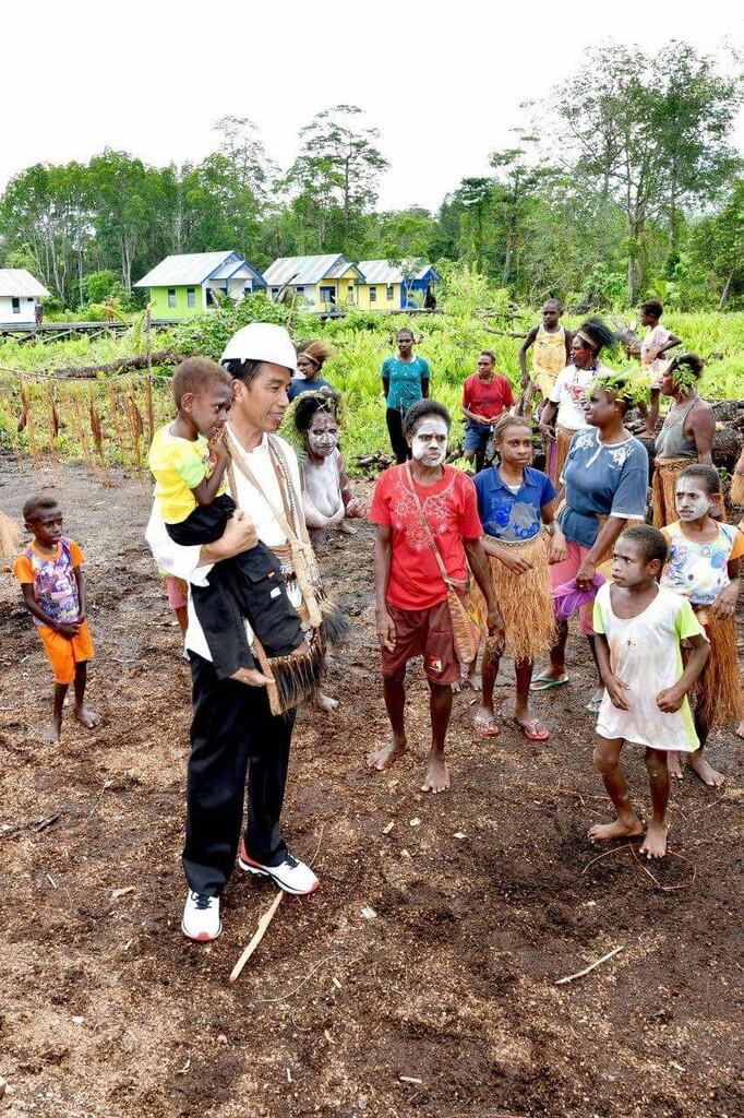 Jokowi Bagi-bagi Sertifikat Ke Rakyat Papua?