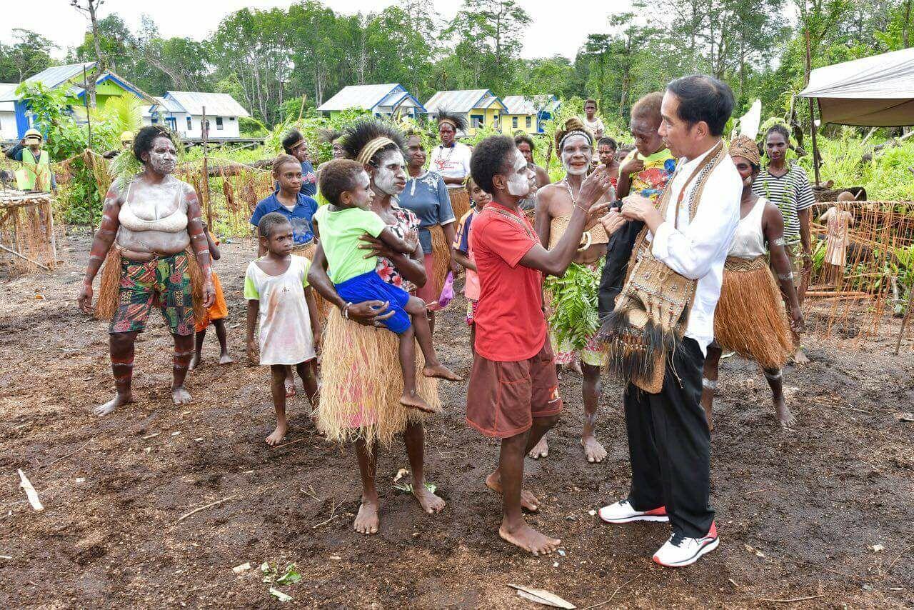 Jokowi Bagi-bagi Sertifikat Ke Rakyat Papua?