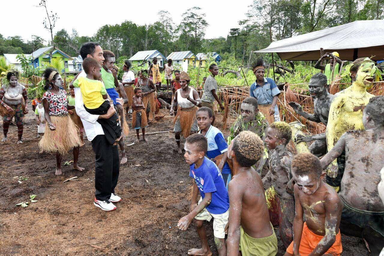 Jokowi Bagi-bagi Sertifikat Ke Rakyat Papua?
