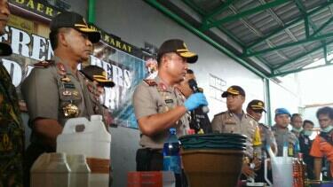 Polisi Temukan Bungker di Rumah Pengedar Miras Oplosan