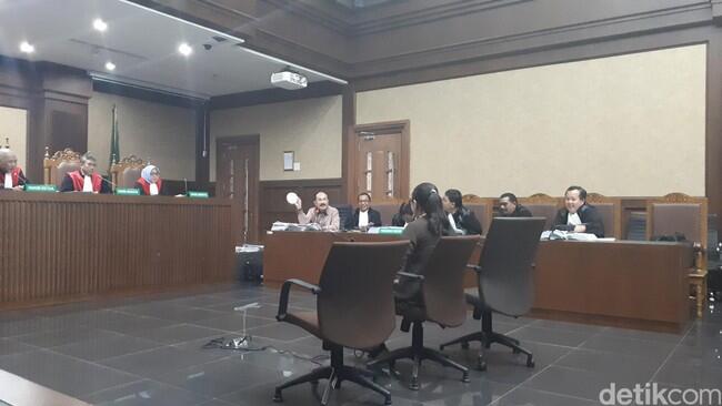 Foto: Fredrich Yunadi Pamer Bakpao 'Benjol Novanto' di Sidang