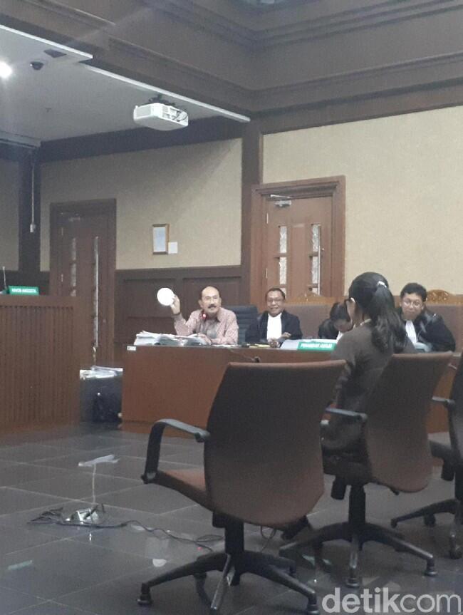 Foto: Fredrich Yunadi Pamer Bakpao 'Benjol Novanto' di Sidang