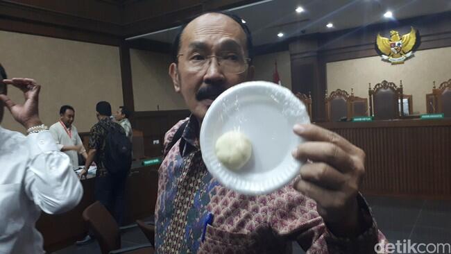 Foto: Fredrich Yunadi Pamer Bakpao 'Benjol Novanto' di Sidang