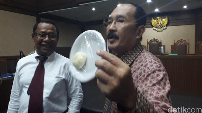 Foto: Fredrich Yunadi Pamer Bakpao 'Benjol Novanto' di Sidang