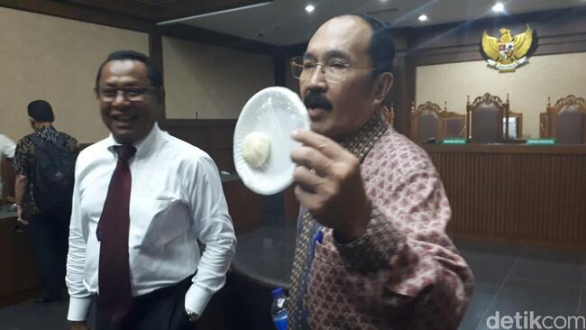 Foto: Fredrich Yunadi Pamer Bakpao 'Benjol Novanto' di Sidang