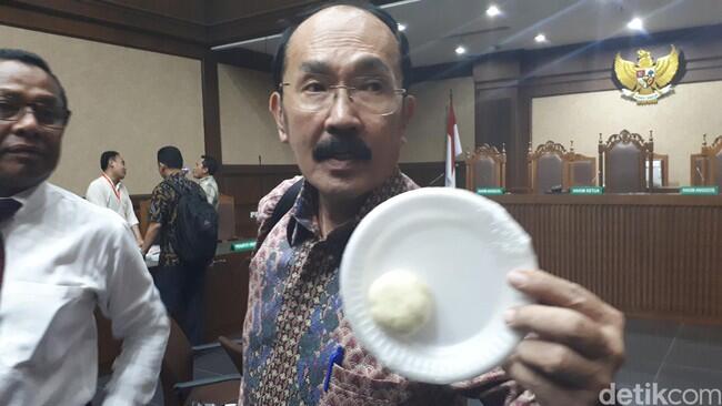 Foto: Fredrich Yunadi Pamer Bakpao 'Benjol Novanto' di Sidang