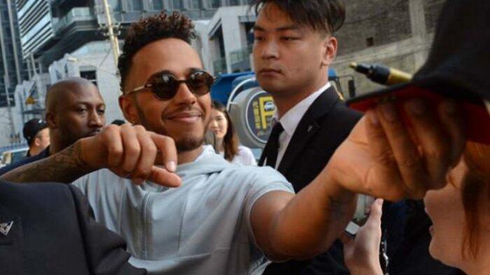 Lewis Hamilton Sapa Penggemar di Shanghai
