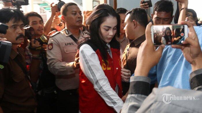 Jennifer Dunn Menunduk Saat Datang ke Persidangan
