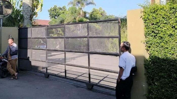 Rumahnya Bupati Bandung Barat Dijaga Ketat, Istrinya Disebut Ada di Rumah