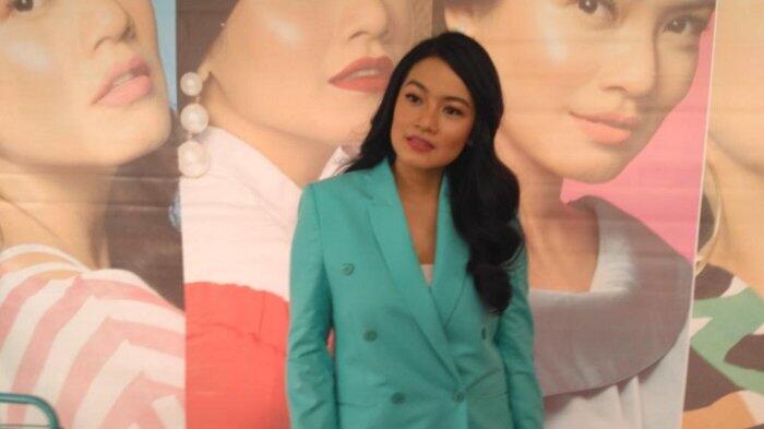 Titi Kamal Jualan Lipstick