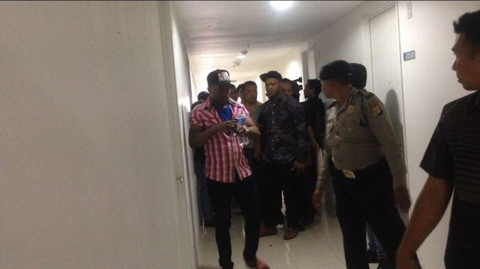 Polisi dan TNI Kawal Razia KTP Di Apartemen Puri Park View