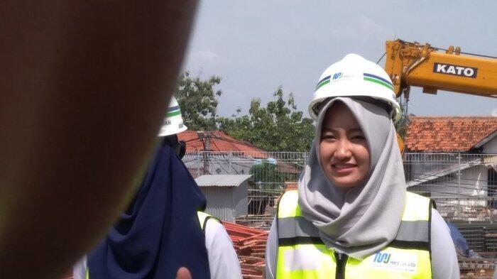Cerita Tiara, Masinis Perempuan Pertama yang Dampingi Anies Saat Jajal Kereta MRT