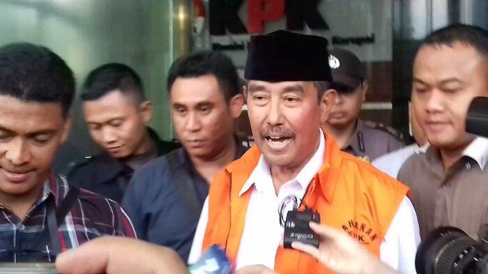 Ditahan KPK, Bupati Bandung Barat Tetap Tersenyum