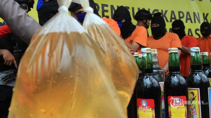 Polisi Terus Buru Peracik Oplosan yang Tewaskan Puluhan Orang
