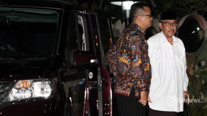 Anak-anak Bupati Bandung Barat Setia Menunggu di Kantor KPK