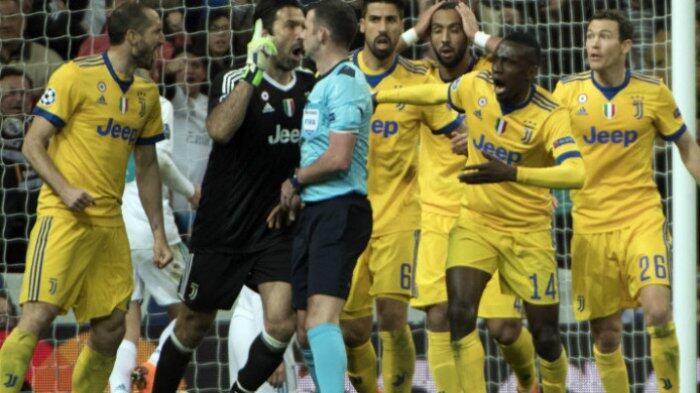 Gestur Murka Gianluigi Buffon Bikin Wasit Tampak Ketakutan