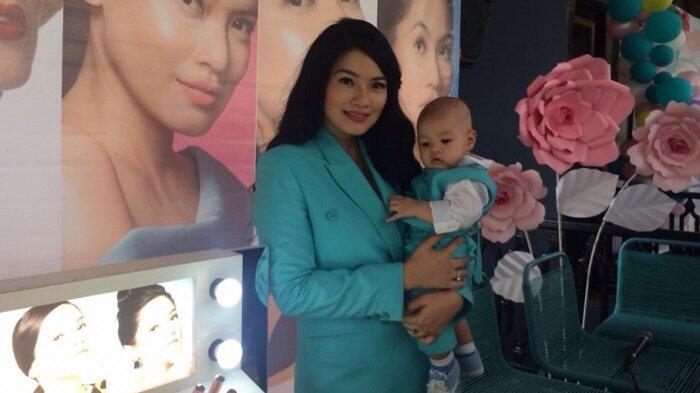 Yakin Cantik Enggak Harus Mahal, Titi Kamal Luncurkan Produk Lipstik Harga Terjangkau