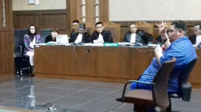 Suami Bupati Rita Ditanya Hakim soal Emas Batangan Milik Istrinya