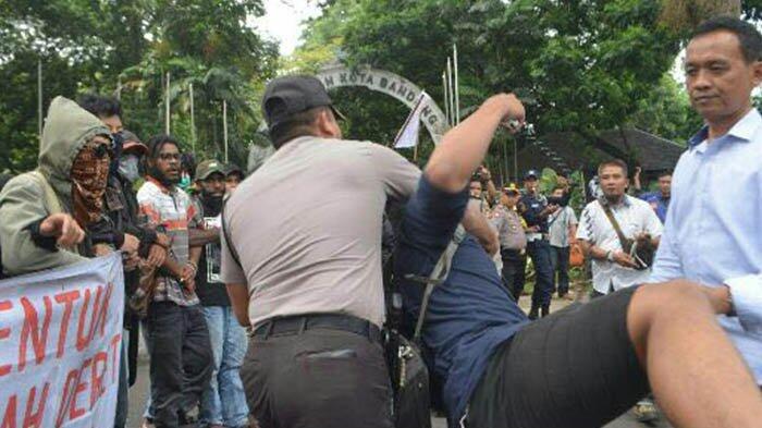 Wartawan di Bandung Dianiaya Polisi Saat Abadikan Gambar Bentrok Warga dengan Aparat