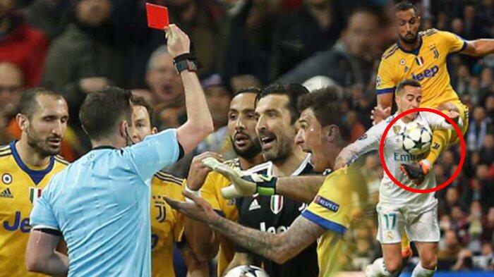 Pernah Bertindak Lebih Parah dari Buffon, Kiper Ini Justru Tak Diusir Michael Oliver