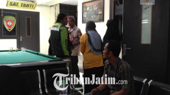 Seorang Siswa Tak Berbusana Kabur Lewat Jendela Kamar Siswi Menuju Kebun Kopi