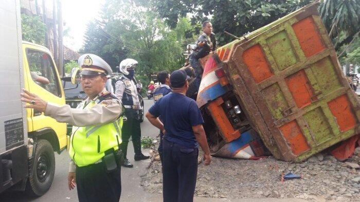 Warga Marah, Truk Terguling di Permata Hijau Gara-gara Bekas Galian Kabel PLN