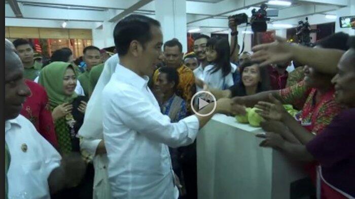 Ke Pasar Mama Mama, Jokowi Belanja Sayur dan Madu