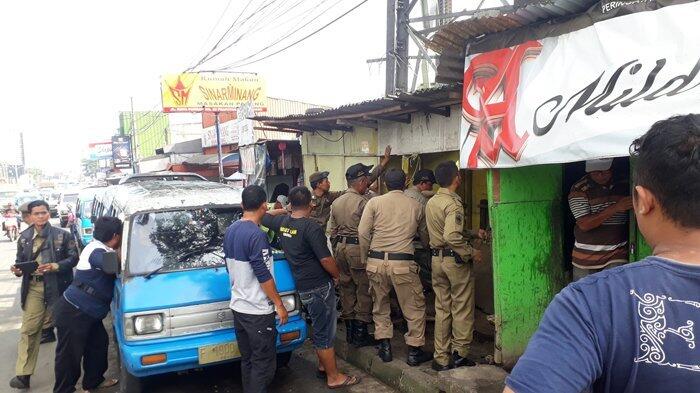 Para Pedagang Ikut Bantu Satpol PP Bongkar Bangunan Liar di Ciawi