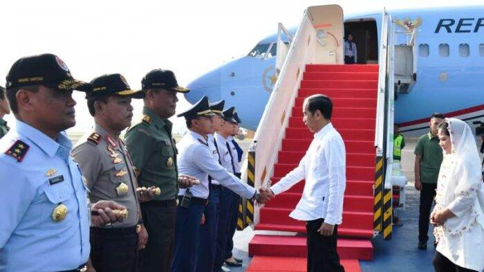 Warga Jayapura Sambut Kedatangan Presiden Jokowi