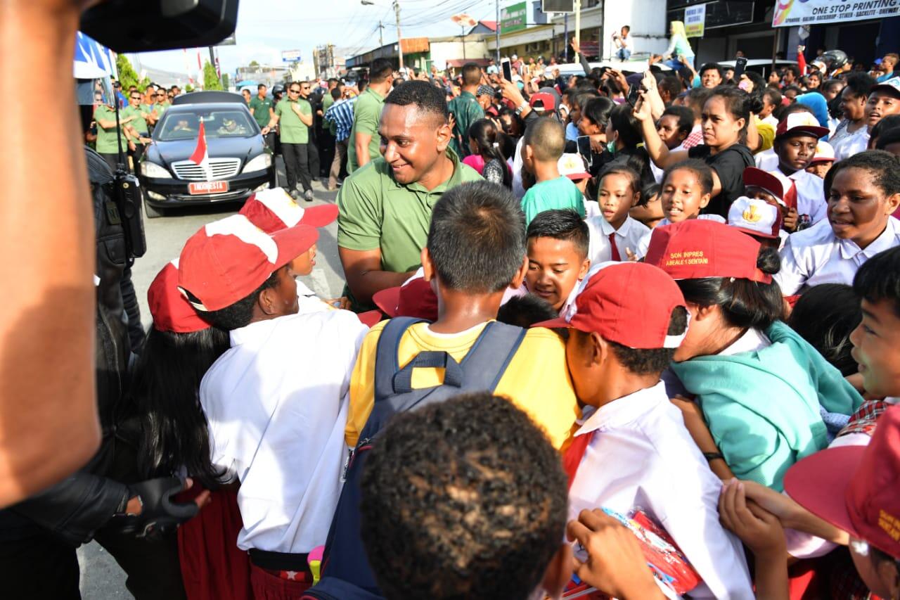 Warga Jayapura Antusias Sambut Kedatangan Presiden Jokowi