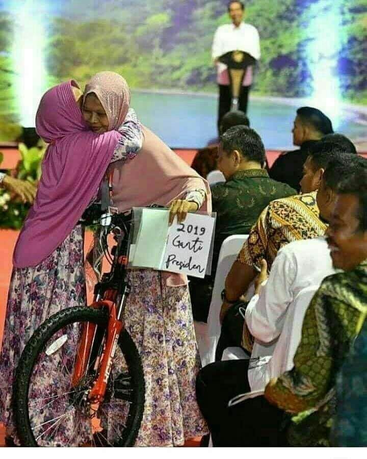 Seperti Anak Muda, Jokowi Bersama Istri Hujan-Hujanan di Asmat?